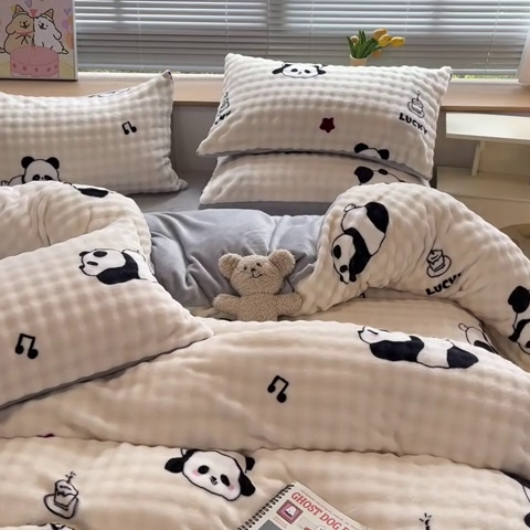 91家纺网 家纺一手货源 找家纺 梵克保罗 2024秋冬新款加厚泡泡牛奶绒数码印花工艺立体仿兔毛四件套 音乐熊猫