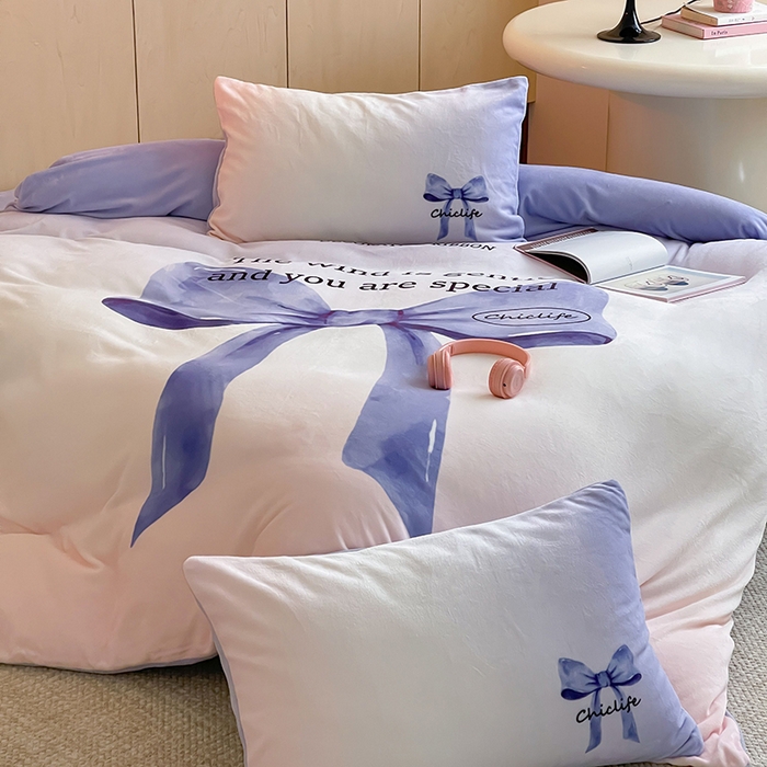 91家纺网 家纺一手货源 找家纺 昔可家纺 2024新款大版数码印花设计师牛奶绒四件套 渐变蝴蝶结