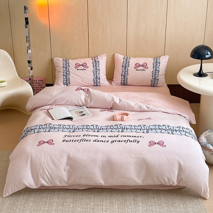 91家纺网 家纺一手货源 找家纺 昔可家纺 2024新款大版数码印花设计师牛奶绒四件套 珍珠蝴蝶结