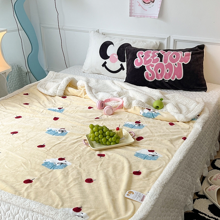 91家纺网 家纺一手货源 找家纺 昔可家纺 2024新款羊羔绒牛奶绒毛毯系列（三）-场景二-ins风系列 樱桃奶油蛋糕