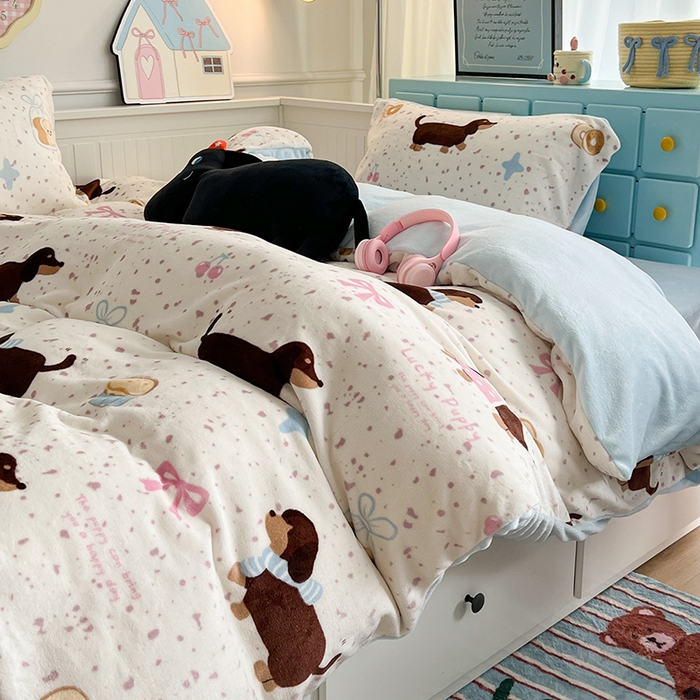 91家纺网 家纺一手货源 找家纺 昔可家纺 2024新款印花牛奶绒四件套系列-卡通系列 点点腊肠狗