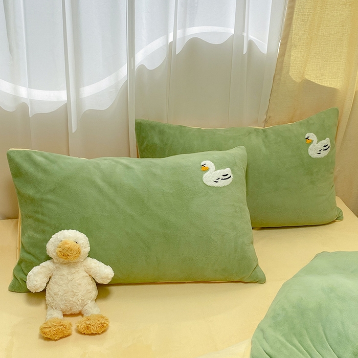 91家纺网 家纺一手货源 找家纺 眠帛家居 2024新款高克重双拼牛奶绒毛巾绣四件套 科尔鸭