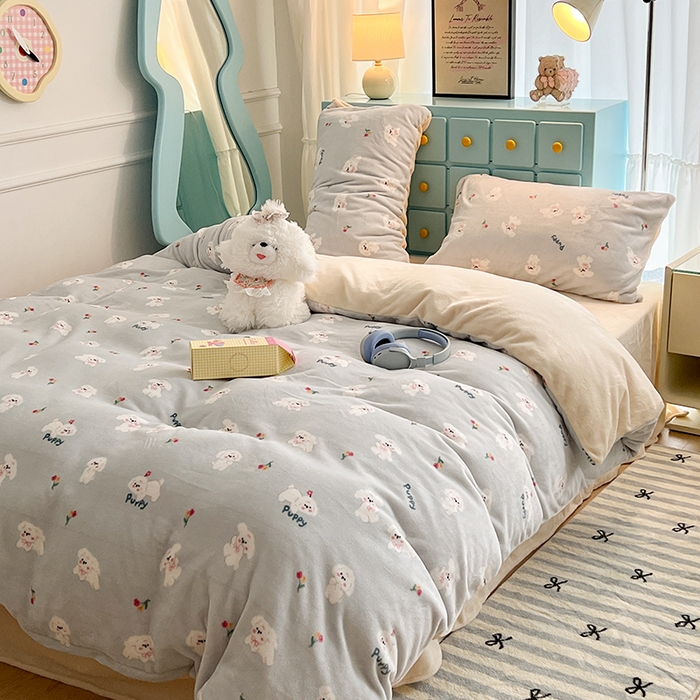 91家纺网 家纺一手货源 找家纺 昔可家纺 2024新款印花牛奶绒四件套系列-卡通系列 蓝底小奶狗