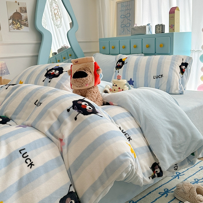 91家纺网 家纺一手货源 找家纺 昔可家纺 2024新款印花牛奶绒四件套系列-卡通系列 星星小黑球