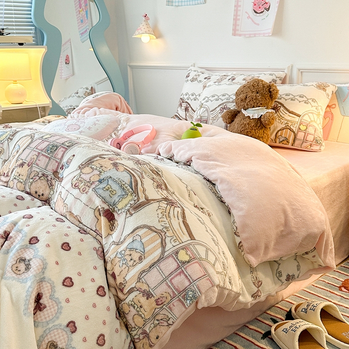 91家纺网 家纺一手货源 找家纺 昔可家纺 2024新款印花牛奶绒四件套系列-洛丽塔风 小熊玩偶屋