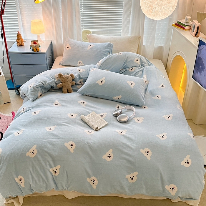 91家纺网 家纺一手货源 找家纺 昔可家纺 2024新款印花牛奶绒四件套系列-2023年热款系列 蓝底小白熊