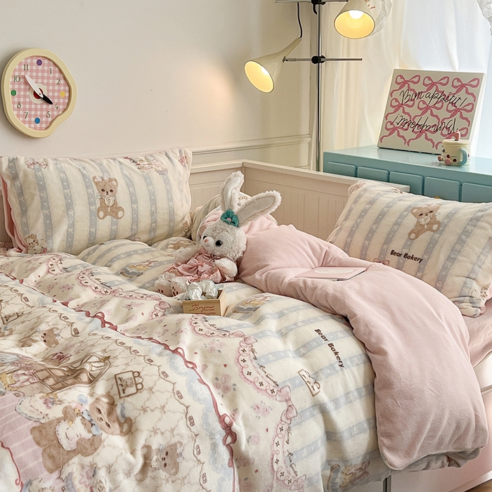 91家纺网 家纺一手货源 找家纺 昔可家纺 2024新款印花牛奶绒四件套系列-洛丽塔风 小熊烘焙屋