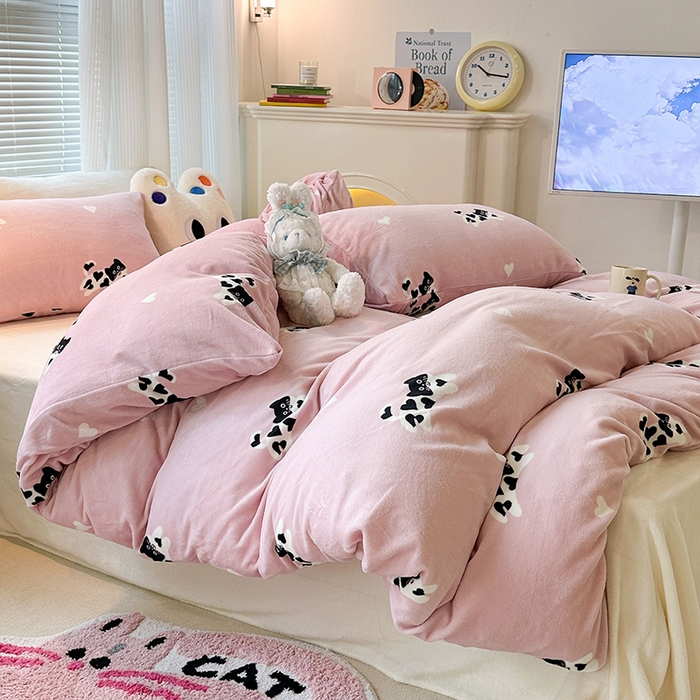 91家纺网 家纺一手货源 找家纺 昔可家纺 2024新款印花牛奶绒四件套系列-2023年热款系列 爱心小黑猫