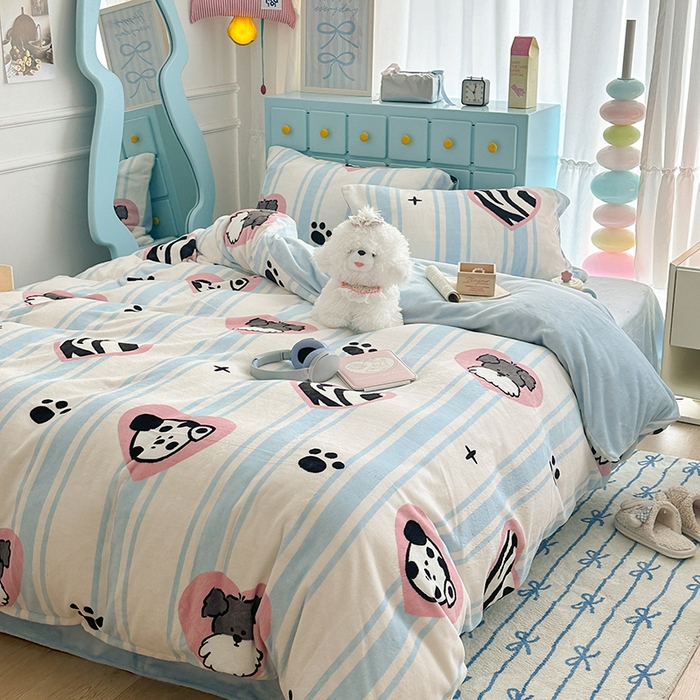 91家纺网 家纺一手货源 找家纺 昔可家纺 2024新款印花牛奶绒四件套系列-卡通系列 爱心脚印狗狗