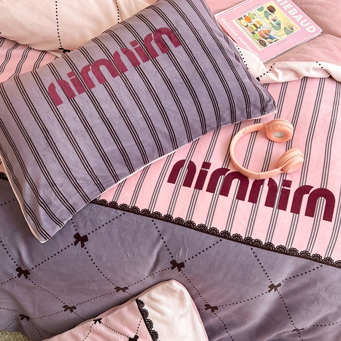 91家纺网 家纺一手货源 找家纺 昔可家纺 2024新款大版数码印花设计师牛奶绒四件套 缪斯女孩