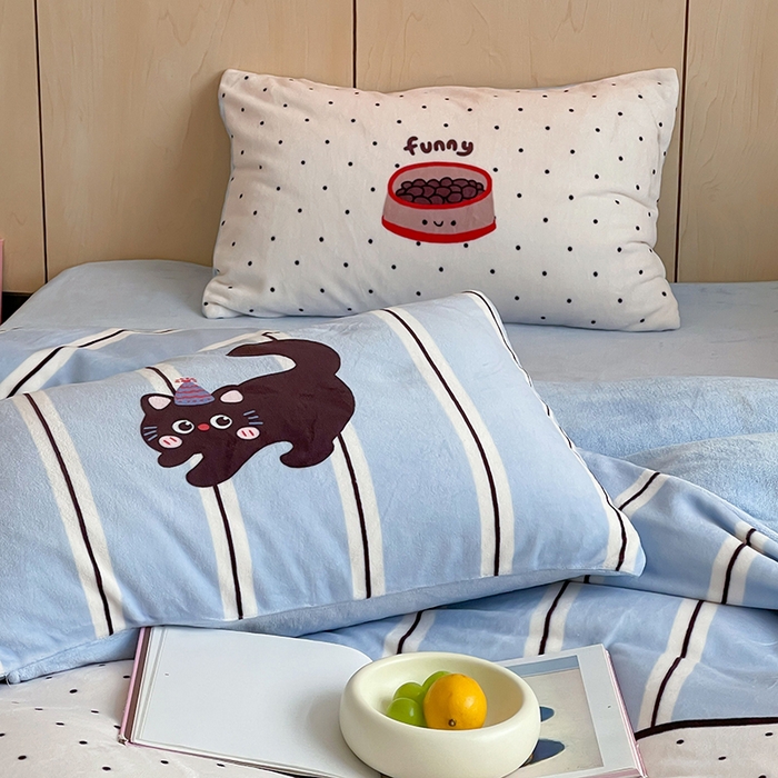 91家纺网 家纺一手货源 找家纺 昔可家纺 2024新款大版数码印花设计师牛奶绒四件套 蓝条纹小黑猫