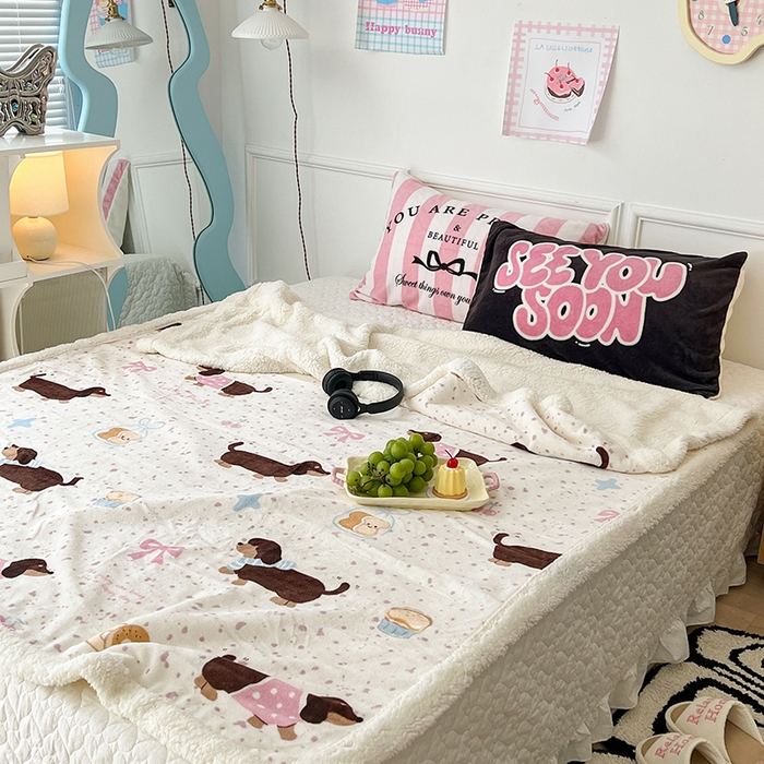 91家纺网 家纺一手货源 找家纺 昔可家纺 2024新款羊羔绒牛奶绒毛毯系列（三）-场景二-卡通系列 点点腊肠狗