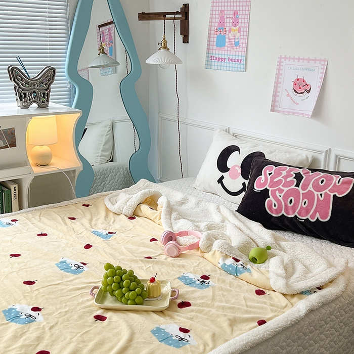 91家纺网 家纺一手货源 找家纺 昔可家纺 2024新款羊羔绒牛奶绒毛毯系列（三）-场景二-ins风系列 樱桃奶油蛋糕