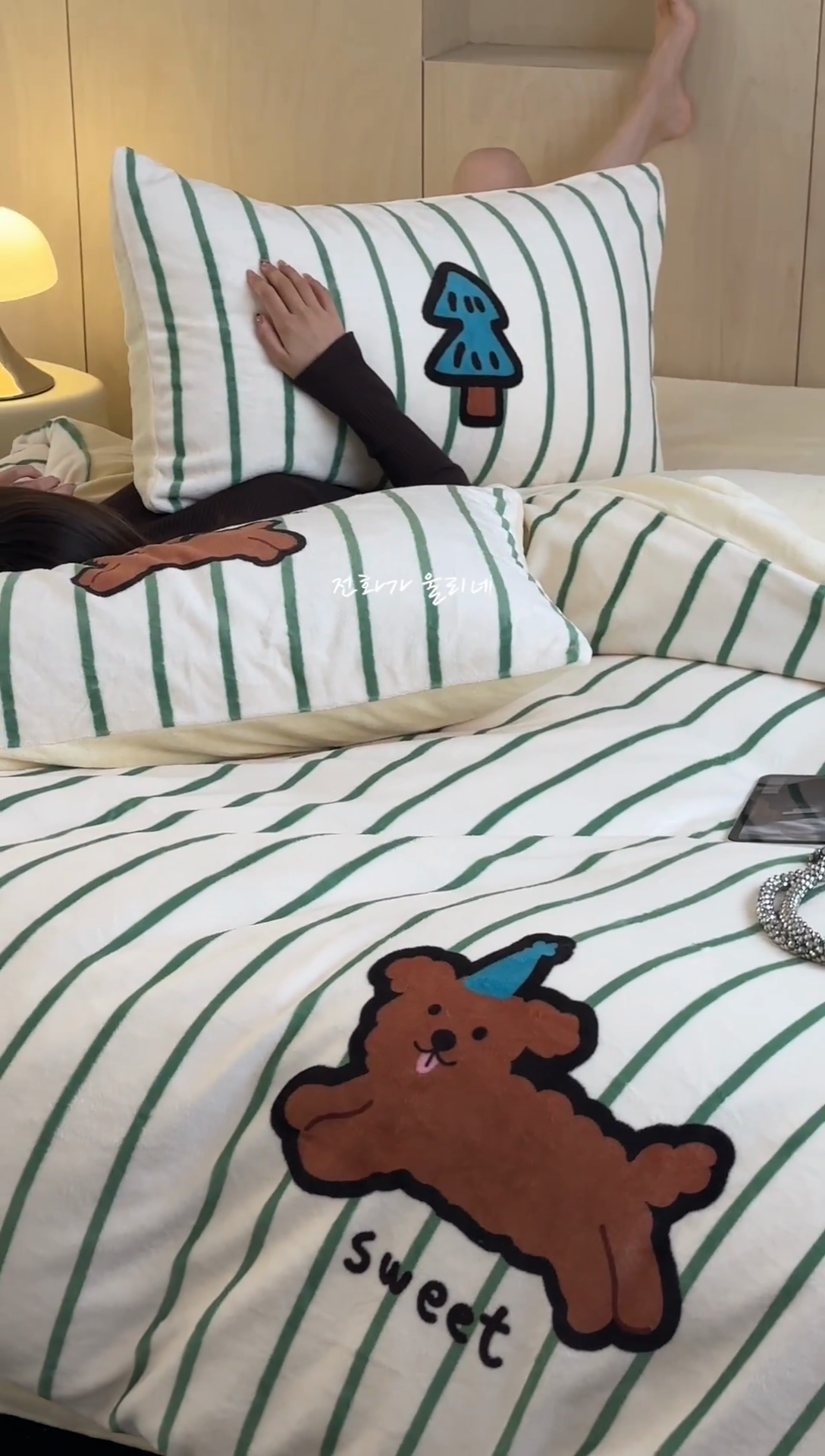 91家纺网 家纺一手货源 找家纺 昔可家纺 2024新款大版数码印花设计师牛奶绒四件套 圣诞帽狗狗