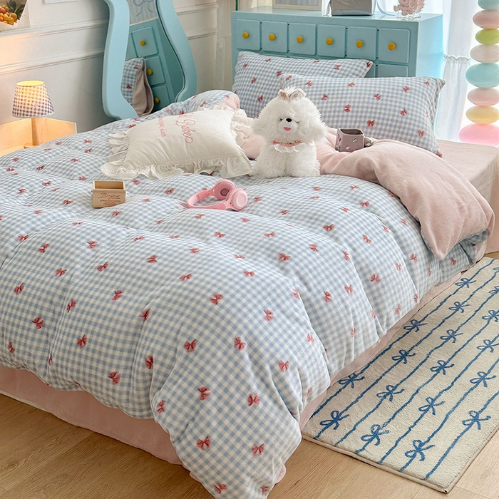 91家纺网 家纺一手货源 找家纺 昔可家纺 2024新款印花牛奶绒四件套系列-ins少女系列 蓝格蝴蝶结