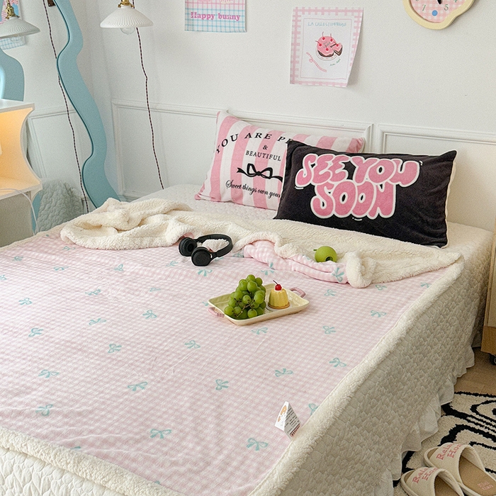 91家纺网 家纺一手货源 找家纺 昔可家纺 2024新款羊羔绒牛奶绒毛毯系列（三）-场景二-少女风系列 粉格蝴蝶结