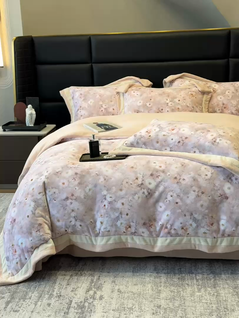 91家纺网 家纺一手货源 找家纺 凡客家居 2024新款高克重牛奶绒数码印花双拼角四件套 迷雾森林