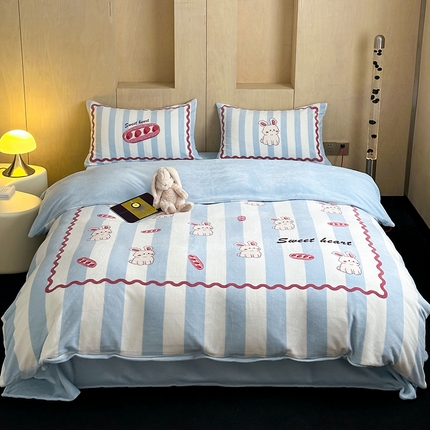 昔可家纺 2024新款大版数码印花设计师牛奶绒四件套 草莓魔法棒兔