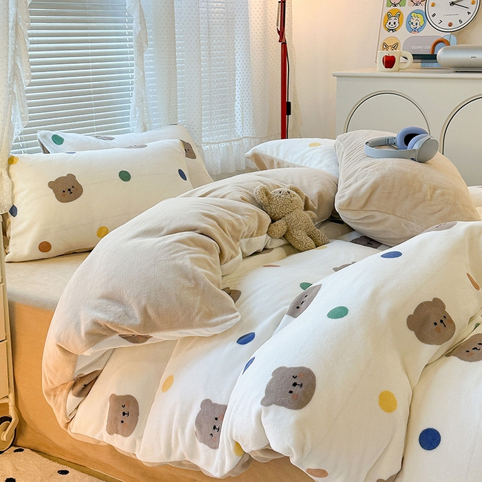 91家纺网 家纺一手货源 找家纺 昔可家纺 2024新款印花牛奶绒四件套系列-2023年热款系列 彩色波点熊