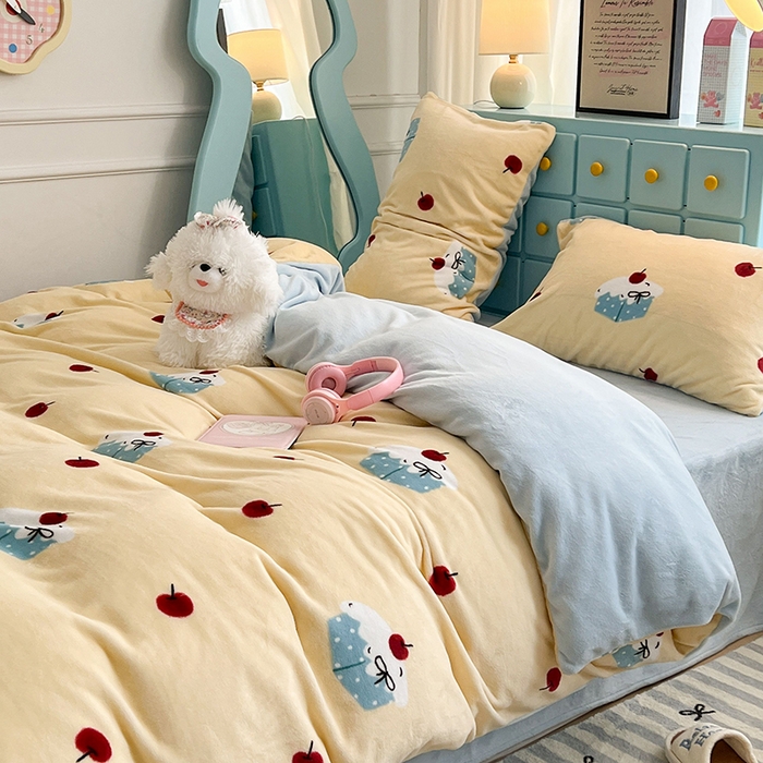 91家纺网 家纺一手货源 找家纺 昔可家纺 2024新款印花牛奶绒四件套系列-ins少女系列 樱桃奶油蛋糕