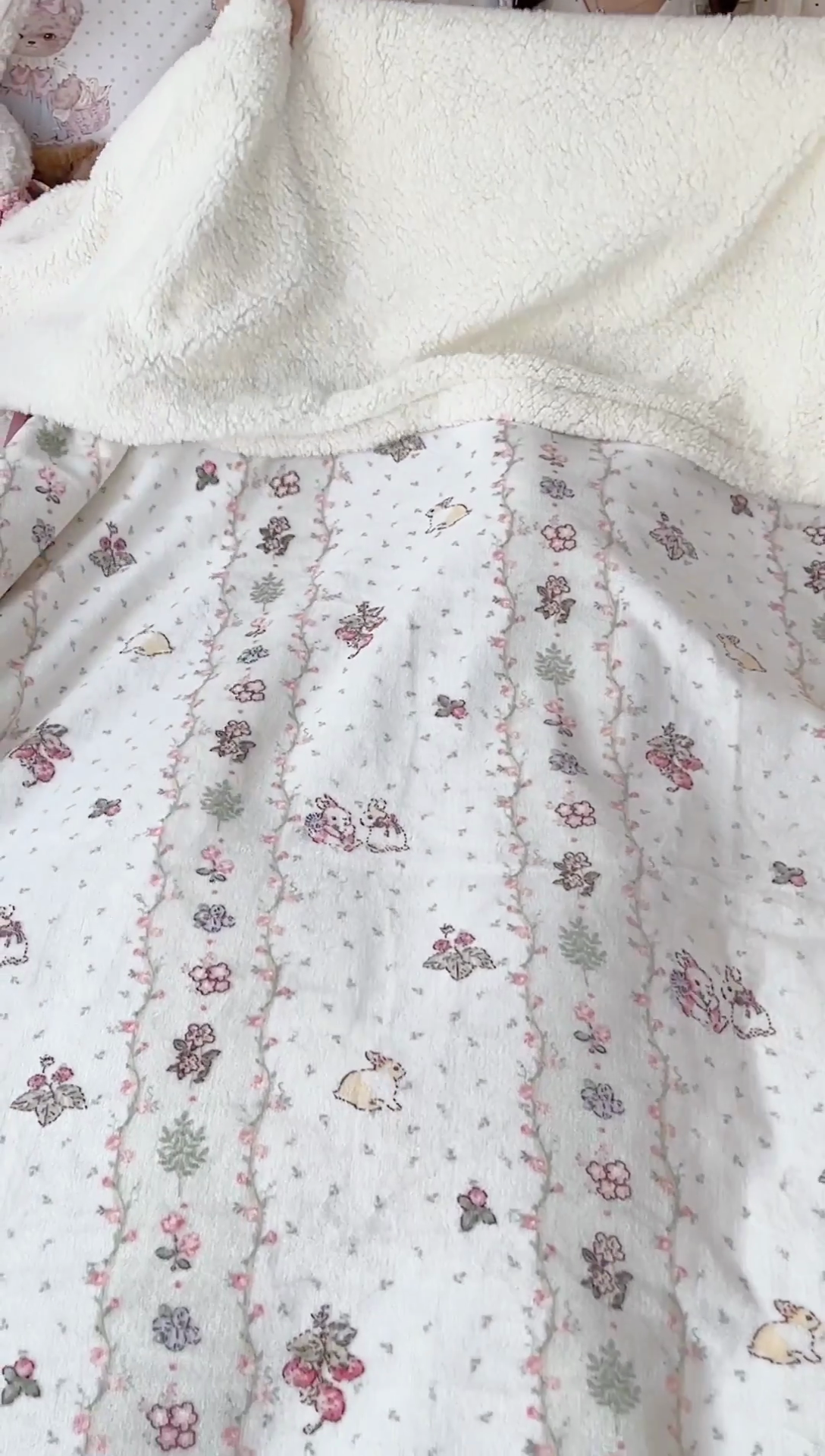 91家纺网 家纺一手货源 找家纺 昔可家纺 2024新款羊羔绒牛奶绒毛毯系列（三）-场景二-卡通系列 花朵草莓兔