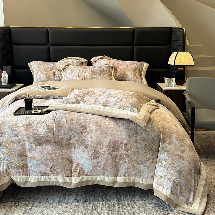 91家纺网 家纺一手货源 找家纺 凡客家居 2024新款高克重牛奶绒数码印花双拼角四件套 迷雾森林