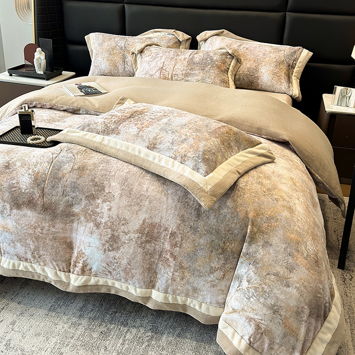 91家纺网 家纺一手货源 找家纺 凡客家居 2024新款高克重牛奶绒数码印花双拼角四件套 迷雾森林