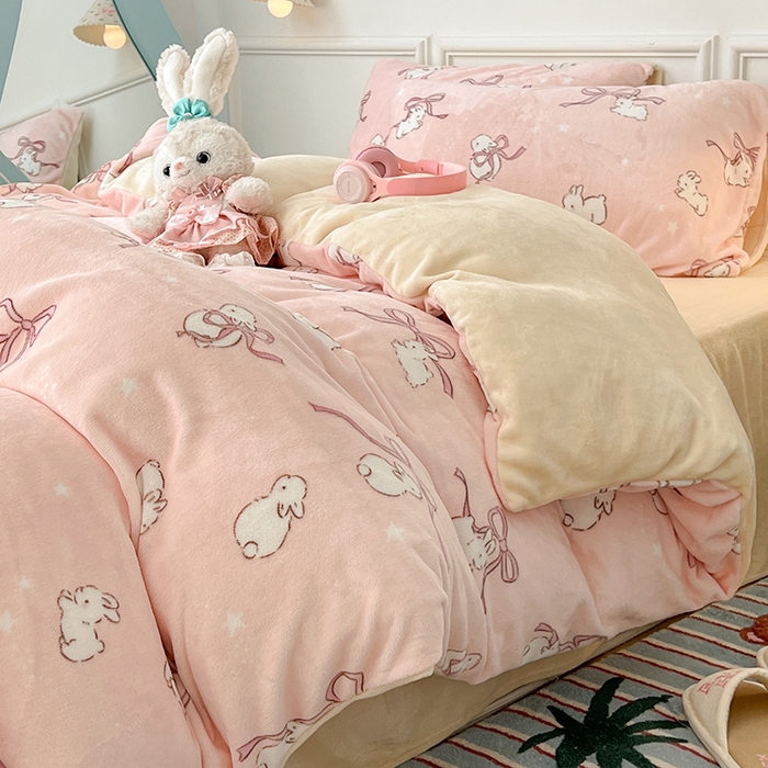 91家纺网 家纺一手货源 找家纺 昔可家纺 2024新款印花牛奶绒四件套系列-卡通系列 星野兔