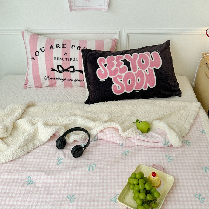 91家纺网 家纺一手货源 找家纺 昔可家纺 2024新款羊羔绒牛奶绒毛毯系列（三）-场景二-少女风系列 粉格蝴蝶结