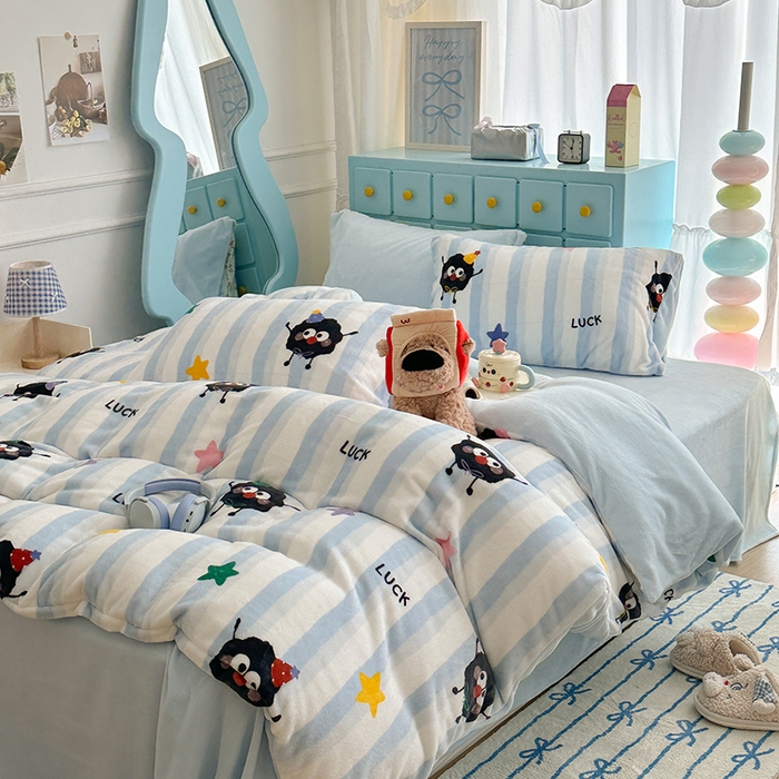 91家纺网 家纺一手货源 找家纺 昔可家纺 2024新款印花牛奶绒四件套系列-卡通系列 星星小黑球