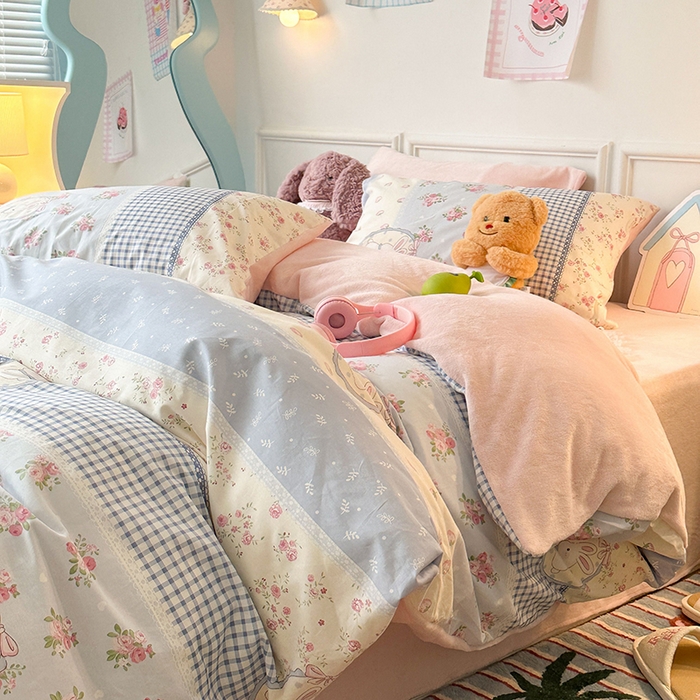 91家纺网 家纺一手货源 找家纺 昔可家纺 2024新款秋冬新款棉加牛奶绒四件套 蓝格草莓兔