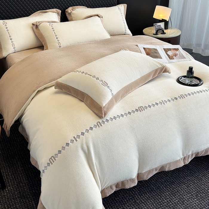 91家纺网 家纺一手货源 找家纺 凡客家居 2024新款高克重牛奶绒绣花拼角四件套 奶油咖