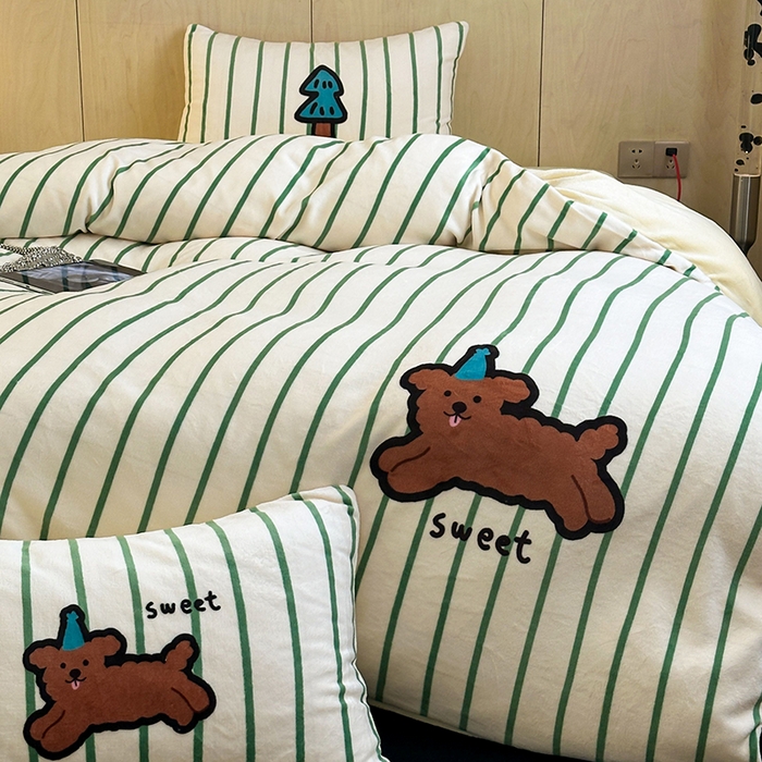 91家纺网 家纺一手货源 找家纺 昔可家纺 2024新款大版数码印花设计师牛奶绒四件套 圣诞帽狗狗