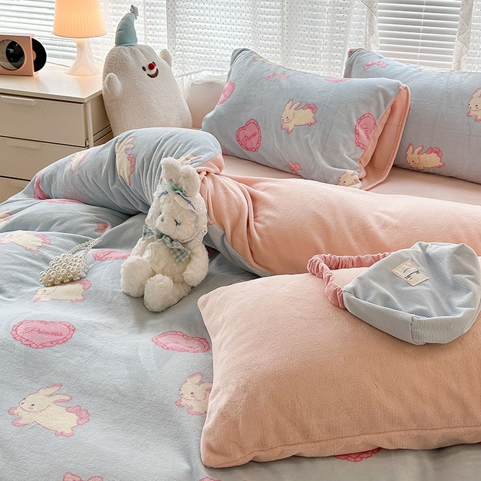 91家纺网 家纺一手货源 找家纺 昔可家纺 2024新款印花牛奶绒四件套系列-2023年热款系列 萝莉爱心兔