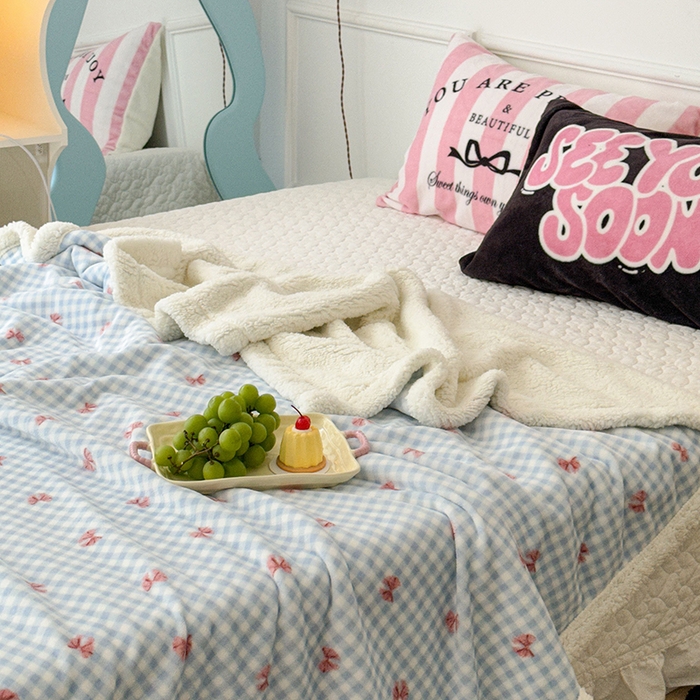 91家纺网 家纺一手货源 找家纺 昔可家纺 2024新款羊羔绒牛奶绒毛毯系列（三）-场景二-少女风系列 蓝格蝴蝶结