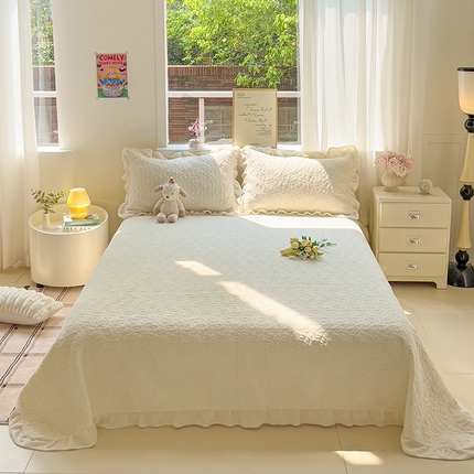 91家纺网 家纺一手货源 找家纺 漫时光 2025新款纯色牛奶绒花边款床盖 罗曼-奶白