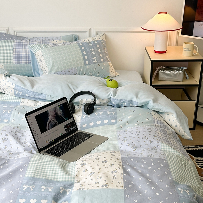 91家纺网 家纺一手货源 找家纺 昔可家纺 2024新款秋冬新款棉加牛奶绒四件套 拼接蓝色碎花