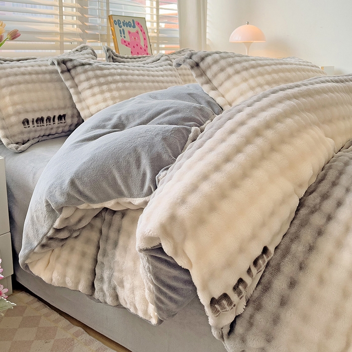 91家纺网 家纺一手货源 找家纺 梵克保罗 2024秋冬新款加厚泡泡牛奶绒数码印花工艺立体仿兔毛四件套 灰色空间