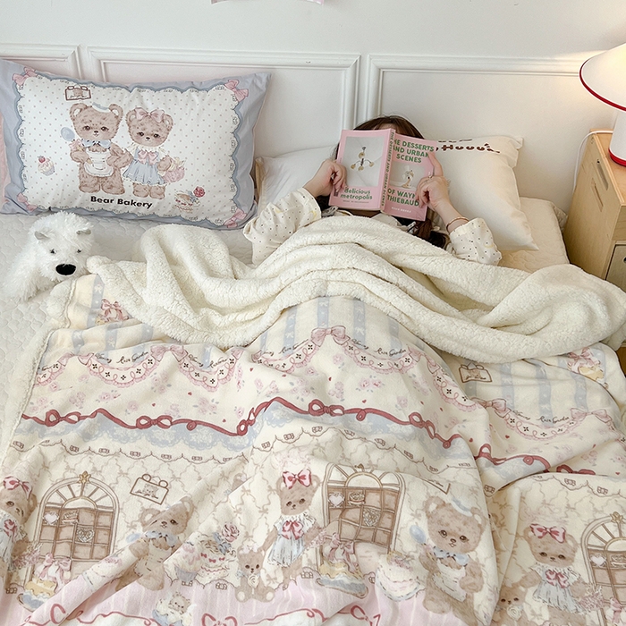 91家纺网 家纺一手货源 找家纺 昔可家纺 2024新款羊羔绒牛奶绒毛毯系列（三）-场景二-洛丽塔系列 小熊烘焙屋