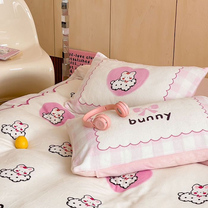 91家纺网 家纺一手货源 找家纺 昔可家纺 2024新款大版数码印花设计师牛奶绒四件套 爱心兔兔