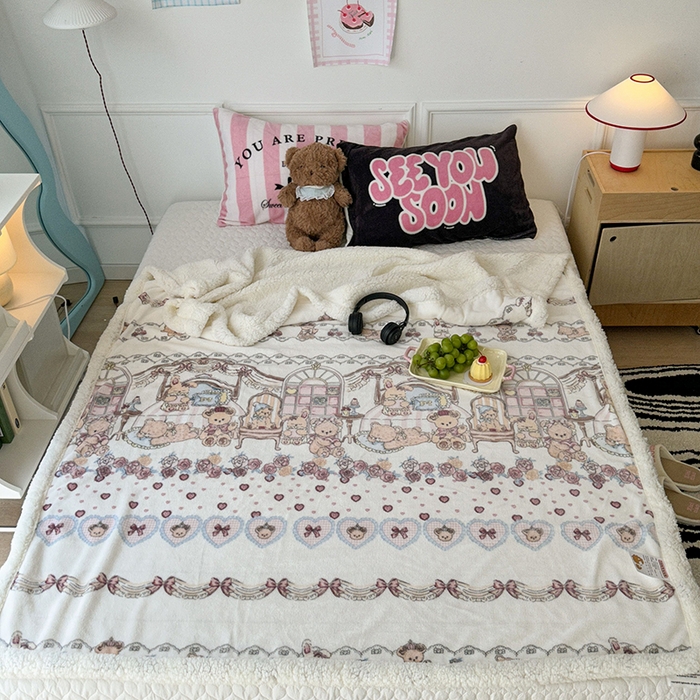 91家纺网 家纺一手货源 找家纺 昔可家纺 2024新款羊羔绒牛奶绒毛毯系列（三）-场景二-洛丽塔系列 小熊玩偶屋