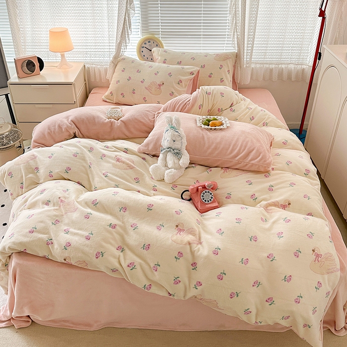 91家纺网 家纺一手货源 找家纺 昔可家纺 2024新款印花牛奶绒四件套系列-2023年热款系列 天鹅玫瑰