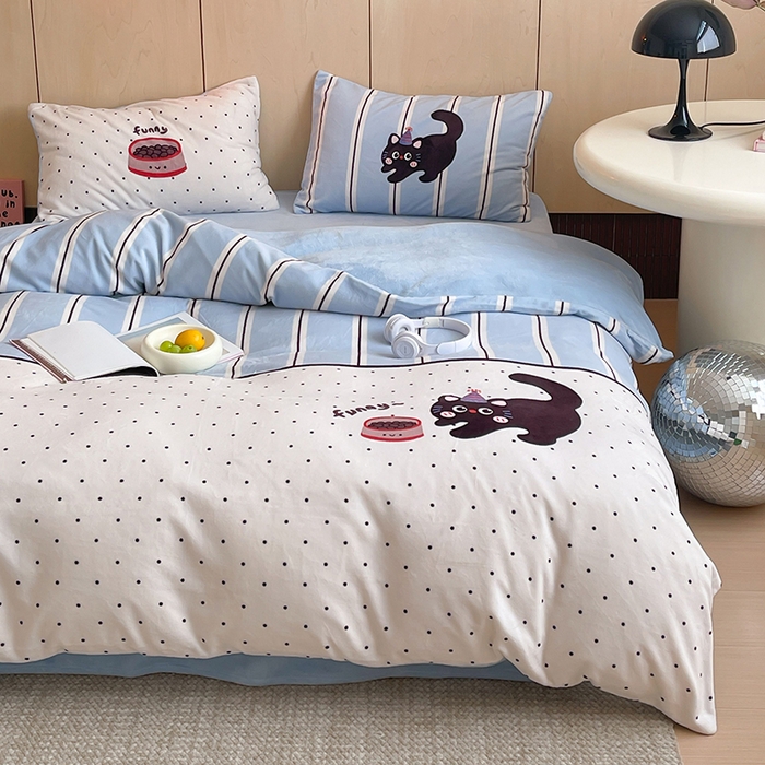 91家纺网 家纺一手货源 找家纺 昔可家纺 2024新款大版数码印花设计师牛奶绒四件套 蓝条纹小黑猫