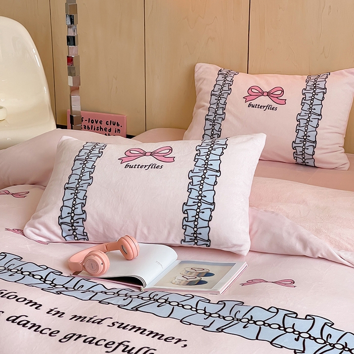 91家纺网 家纺一手货源 找家纺 昔可家纺 2024新款大版数码印花设计师牛奶绒四件套 珍珠蝴蝶结