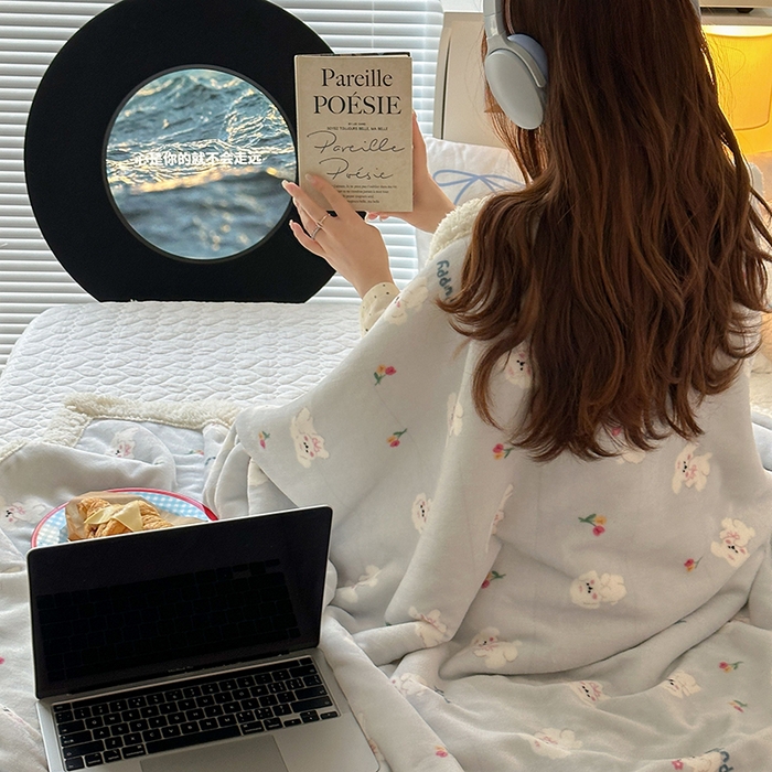 91家纺网 家纺一手货源 找家纺 昔可家纺 2024新款羊羔绒牛奶绒毛毯系列（三）-场景二-卡通系列 蓝底小奶狗