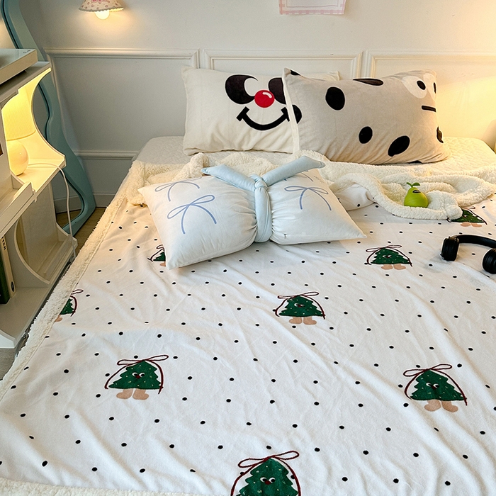 91家纺网 家纺一手货源 找家纺 昔可家纺 2024新款羊羔绒牛奶绒毛毯系列（三）-场景二-ins风系列 丝带圣诞树