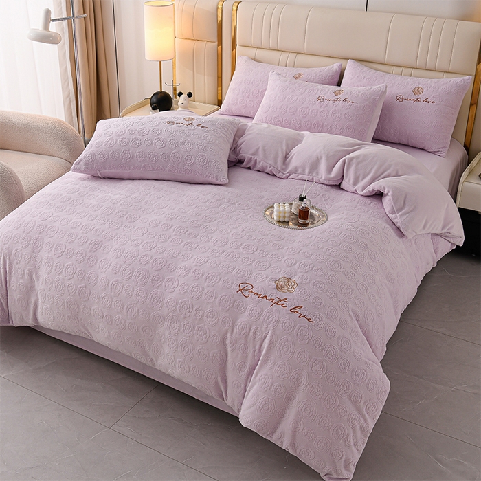 91家纺网 家纺一手货源 找家纺 眠多宝 2024新款纯色牛奶雕花绒刺绣四件套 梦幻紫