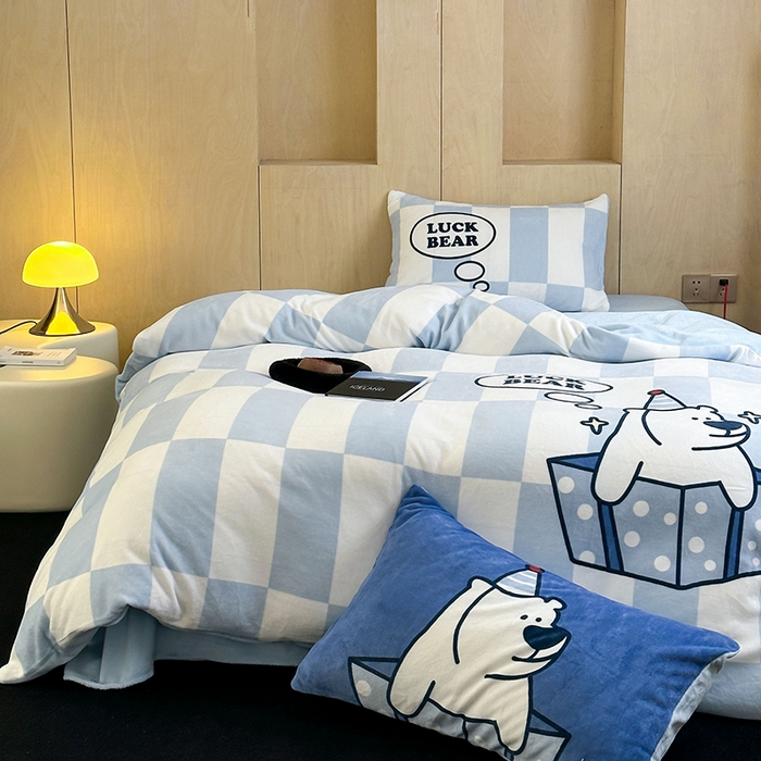 91家纺网 家纺一手货源 找家纺 昔可家纺 2024新款大版数码印花设计师牛奶绒四件套 蓝格礼物熊