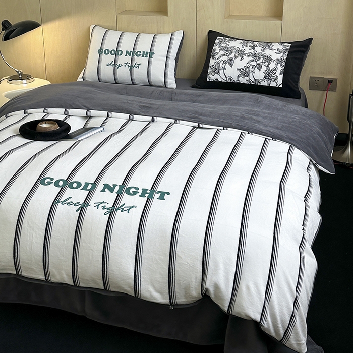 91家纺网 家纺一手货源 找家纺 昔可家纺 2024新款大版数码印花设计师牛奶绒四件套 黑条茶歇花