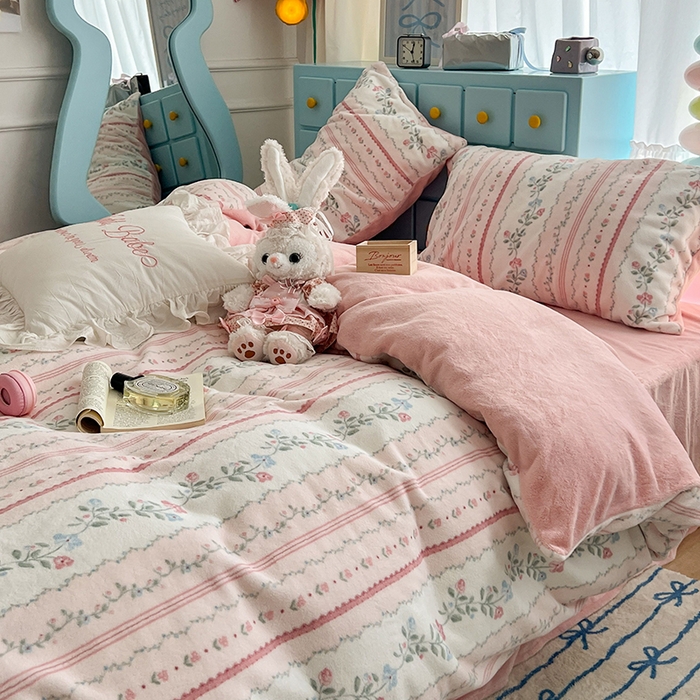 91家纺网 家纺一手货源 找家纺 昔可家纺 2024新款印花牛奶绒四件套系列-复古小清新系列 琉璃花语 粉